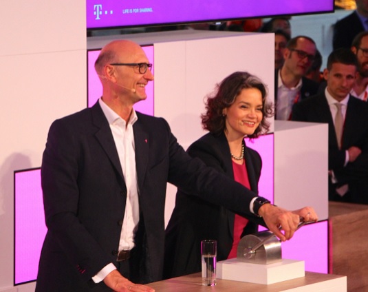 Der Telekom-Vorstandsvorsitzende Tim Höttges und Claudia Nemat, Vorstand Europa und Technik, in Barcelona